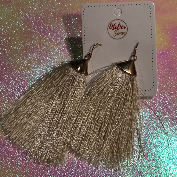 GORGEOUS BRUSHED GOLD CAP CREAM TASSEL EARRINGS!! - Picture 4 of 8